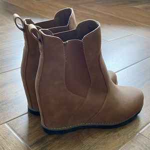 Universal Thread wedge booties